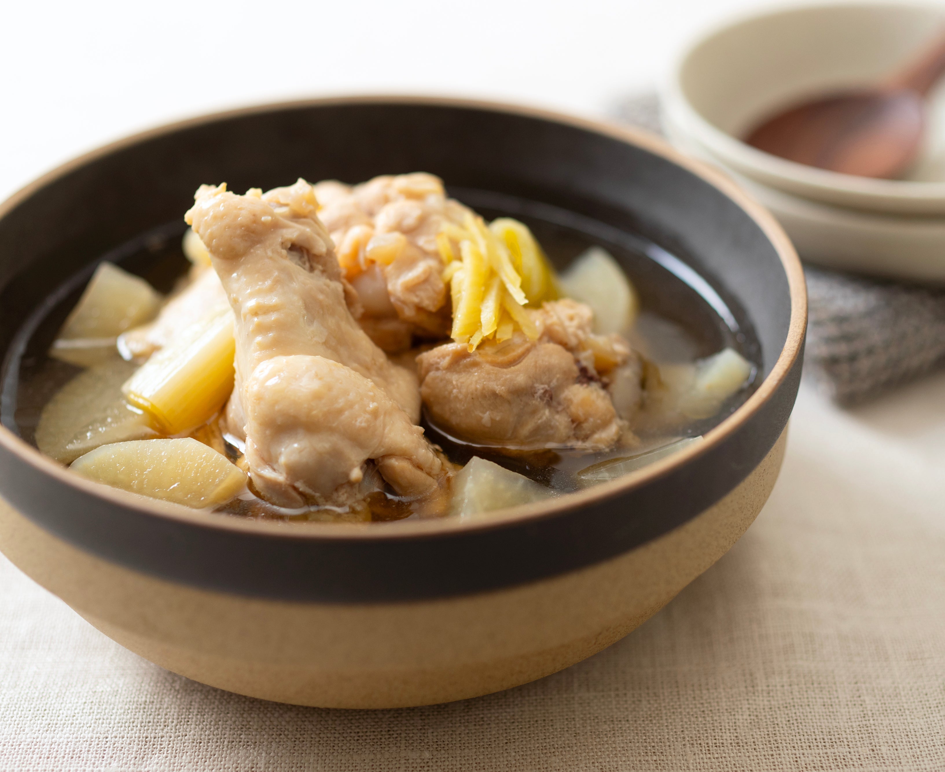 Chicken wings and radish stew